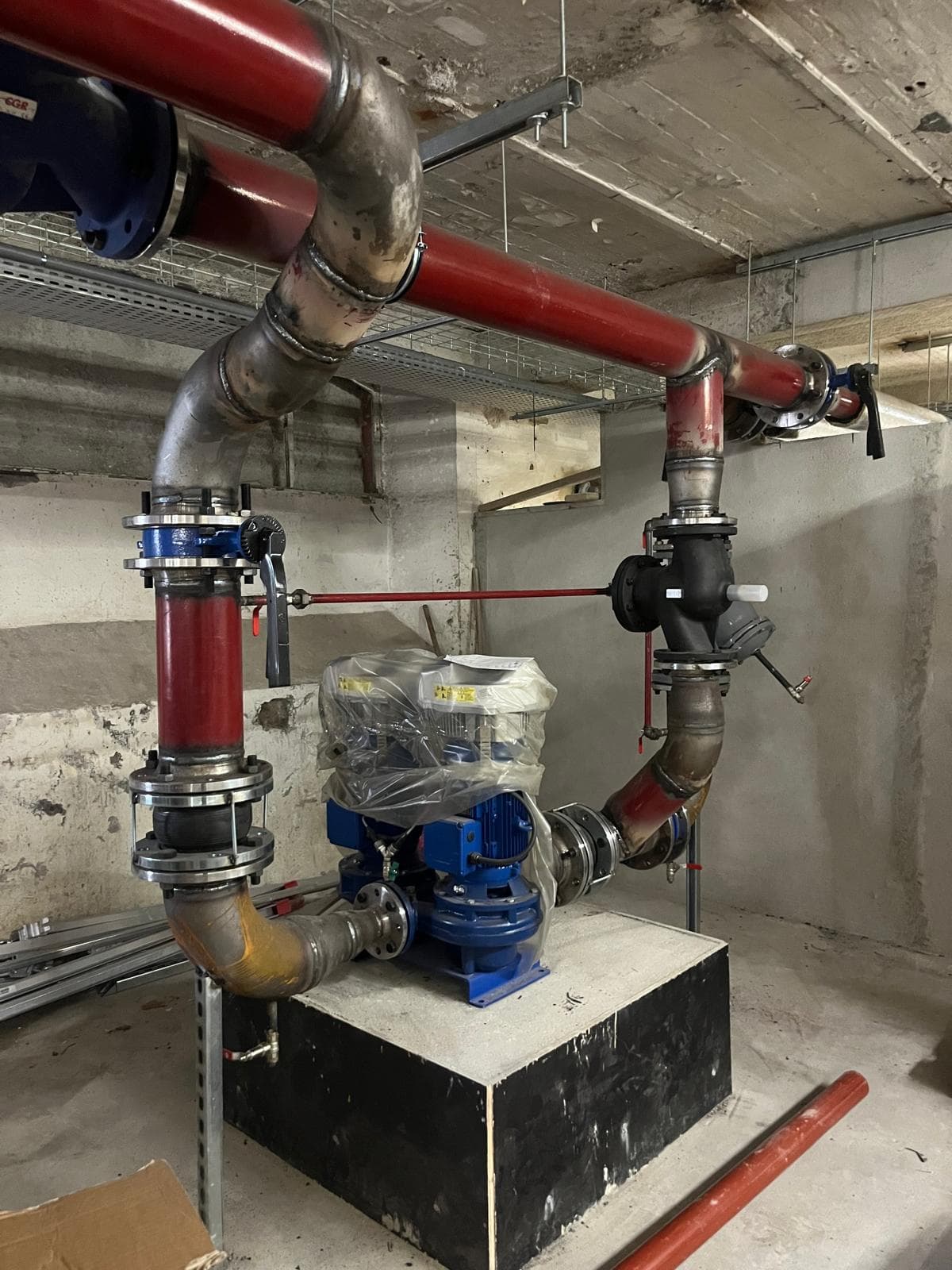Installation de pompes de circulation neuves en sous-sol d'immeuble