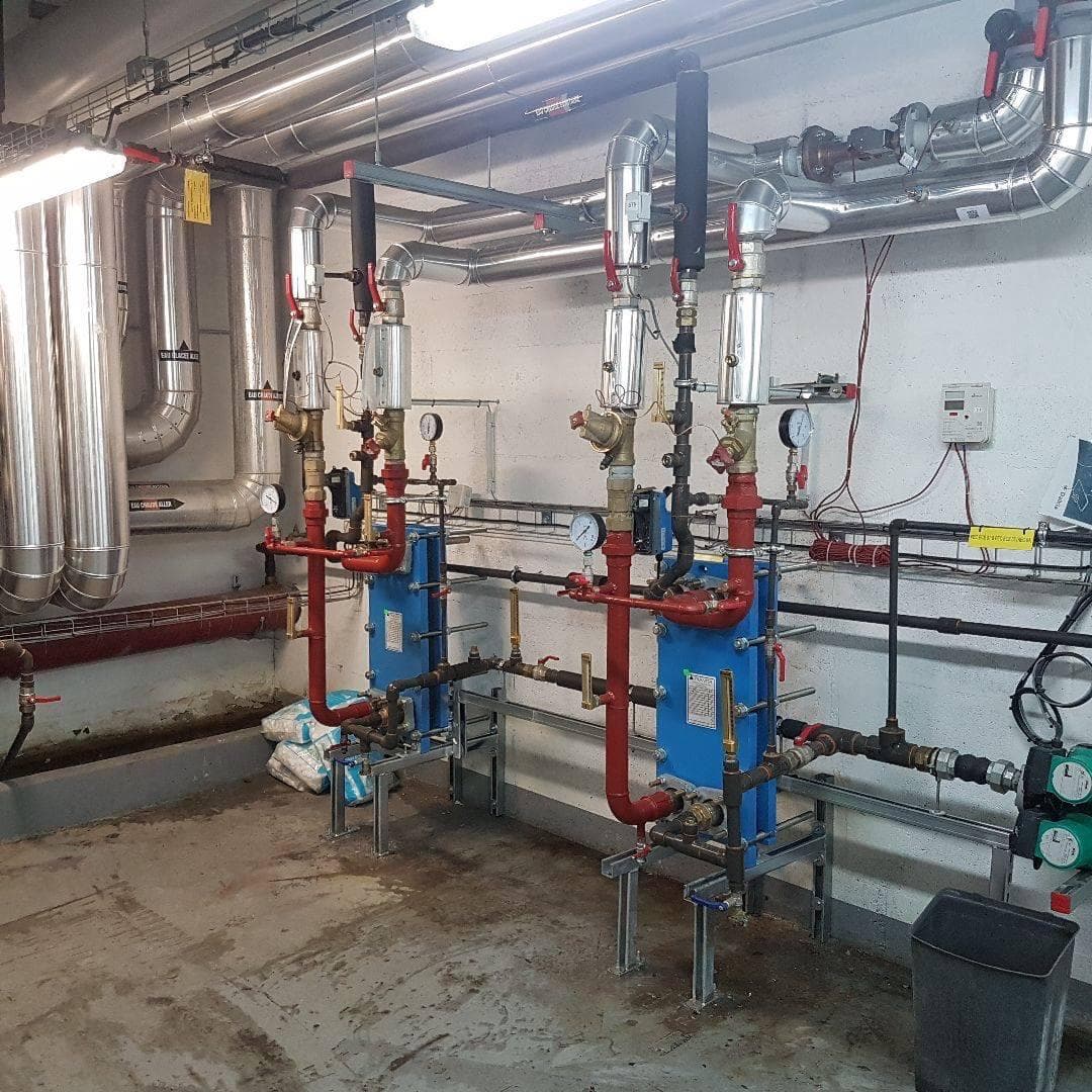 Échangeur à plaques et réseau de chauffage en chaufferie d'immeuble collectif